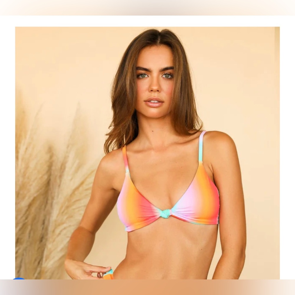 NWT Dippin’ Daisy’s Zen Top Size Medium in Color Aura